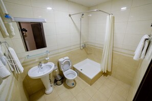 Kamar Single Standar | Kamar mandi | Shower, sandal, dan handuk