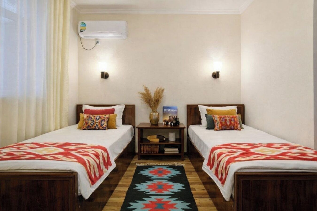 Escritorio y espacio para trabajar con laptop 