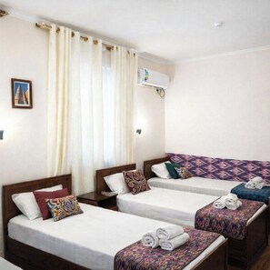 Escritorio y espacio para trabajar con laptop 