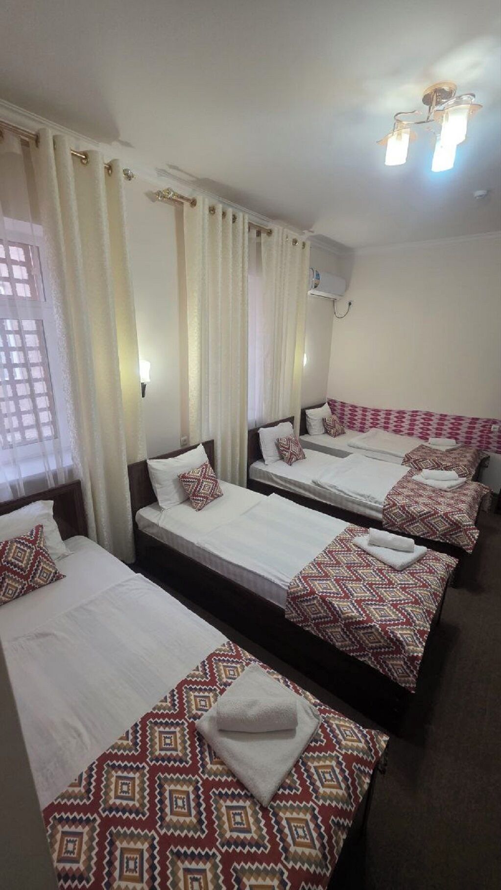 Quadrupla Standard | Una scrivania, postazione laptop, ferro/asse da stiro