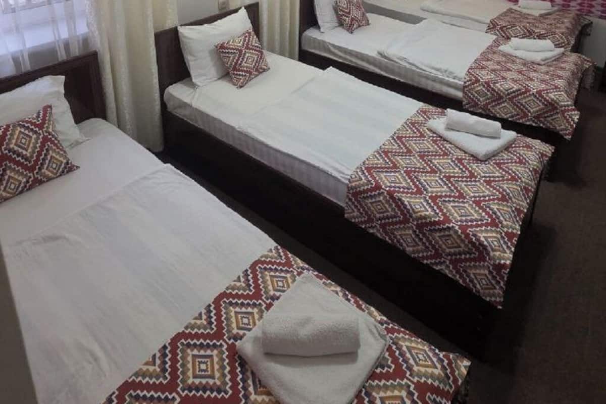 Quadrupla Standard | Una scrivania, postazione laptop, ferro/asse da stiro