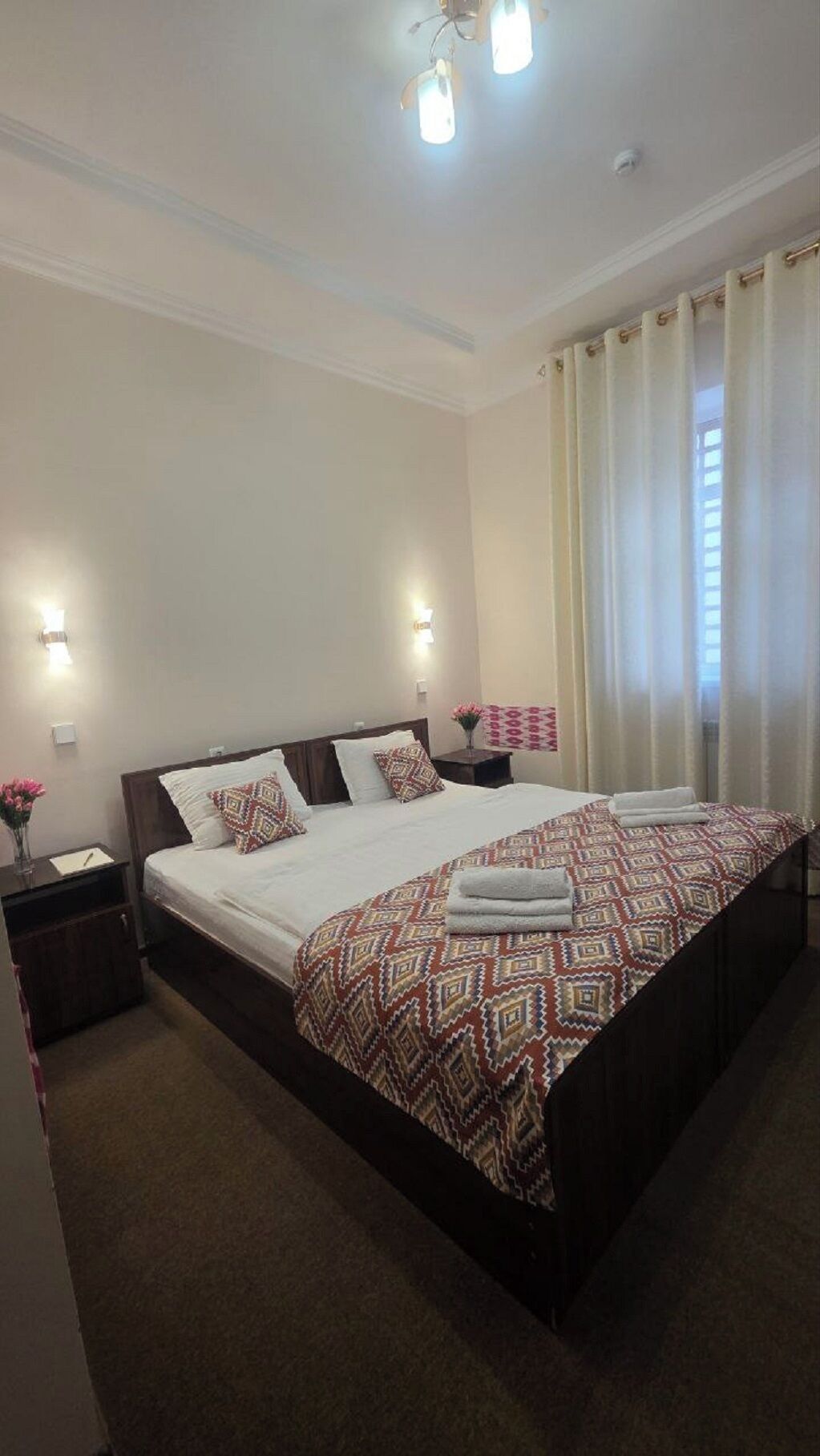 Doppia Standard | Una scrivania, postazione laptop, ferro/asse da stiro