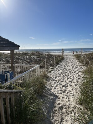 Beach - 3 Min walk to Beach! King bed and FREE covered parking (Gulf Shores)