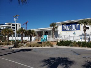 Exterior - 3 Min walk to Beach! King bed and FREE covered parking (Gulf Shores)