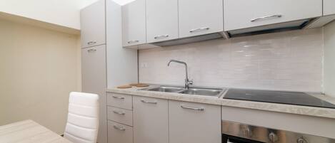 雪櫃、爐具、廚房用具/餐具/器皿、餐桌