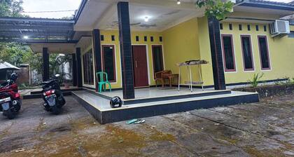 OYO 93408 Penginapan Annisya Near SMA Negeri 2 Mataram
