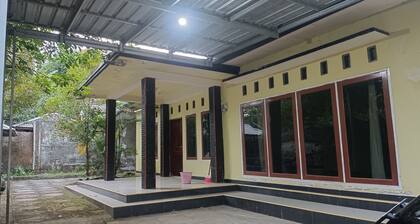 Hotel O Penginapan Annisya Near SMA Negeri 2 Mataram