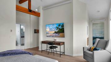 4 habitaciones, escritorio y tabla de planchar con plancha