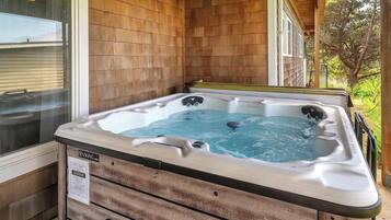 Tina de hidromasaje al aire libre