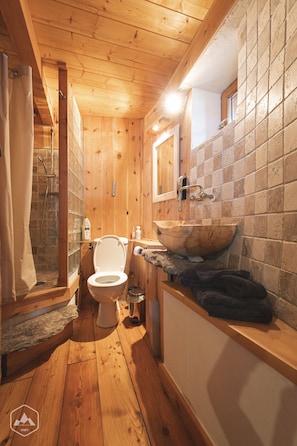Douche, sĂšche-cheveux, serviettes fournies, savon