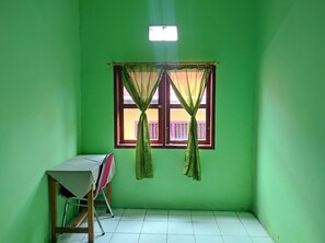 Standard Double Room | Laptop workspace, free WiFi, bed sheets - OYO 93411 Syariah Hotel Tomborang (Mamuju)