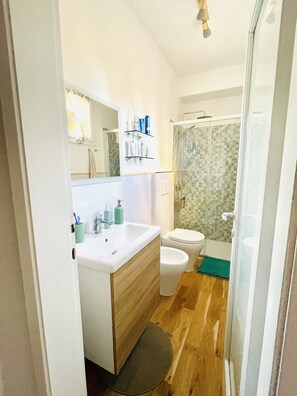 Bruser, hårtørrer, bidet, håndklæder