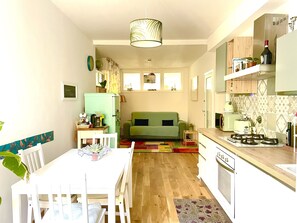 Réfrigérateur, micro-ondes, four, plaque de cuisson