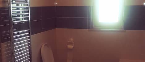 SĂšche-cheveux, bidet, serviettes fournies, savon
