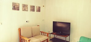 Living area - Remodeled family house surrounded by citrus, near several activities. (Pozzuoli)