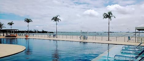 2 outdoor pools
