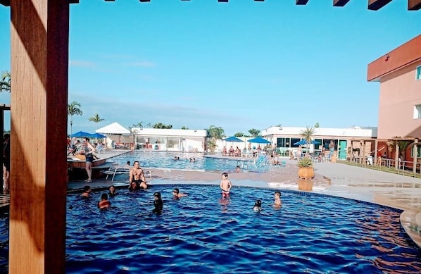 2 piscinas al aire libre