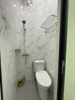 标准双人房 | 浴室 | 淋浴设施、毛巾