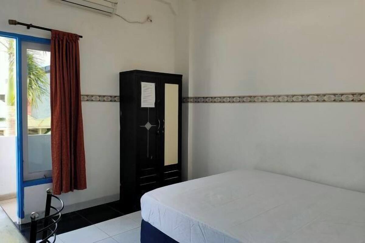 Escritorio, espacio para trabajar con un portátil, ropa de cama