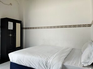 Habitación doble estándar | Escritorio, espacio para trabajar con laptop y ropa de cama 