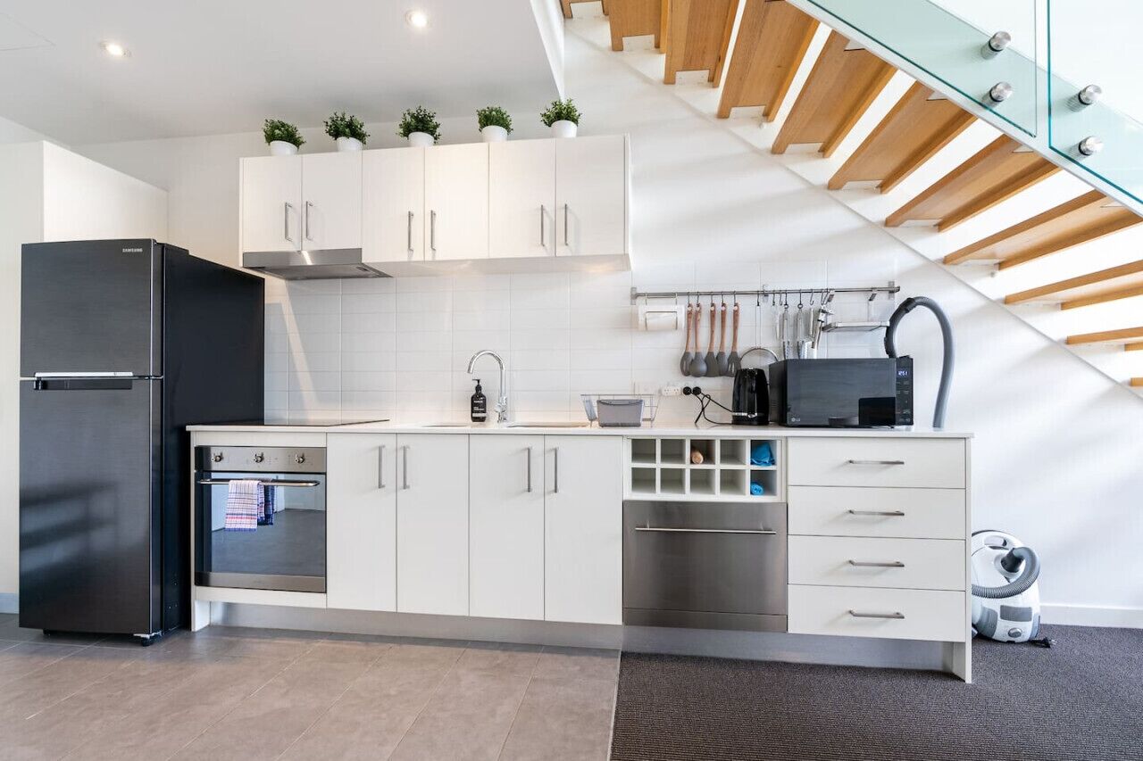 ثلاجة، ميكروويف، فرن، موقد طهي مسطح