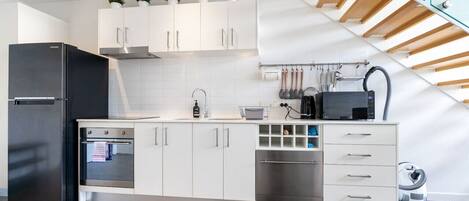 Een koelkast, een magnetron, een oven, een kookplaat