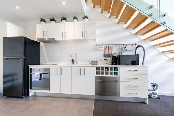 ثلاجة، ميكروويف، فرن، موقد طهي مسطح