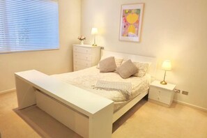 2 bedrooms, desk, iron/ironing board, free WiFi - New to VRBO: 2BR at Convention Centre (Canberra)