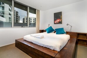 2 Schlafzimmer, Schreibtisch, Bügeleisen/Bügelbrett, Reisekinderbett