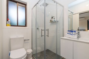 Hair dryer, towels - Beautifully renovated Inner North residence (Ainslie)