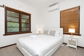 4 bedrooms, desk, iron/ironing board, WiFi - Beautifully renovated Inner North residence (Ainslie)