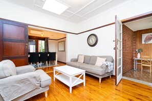 TV - Beautifully renovated Inner North residence (Ainslie)