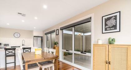 Comfy and Modern House w/ Outdoor Dining & WiFi