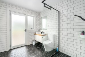 Een haardroger, handdoeken