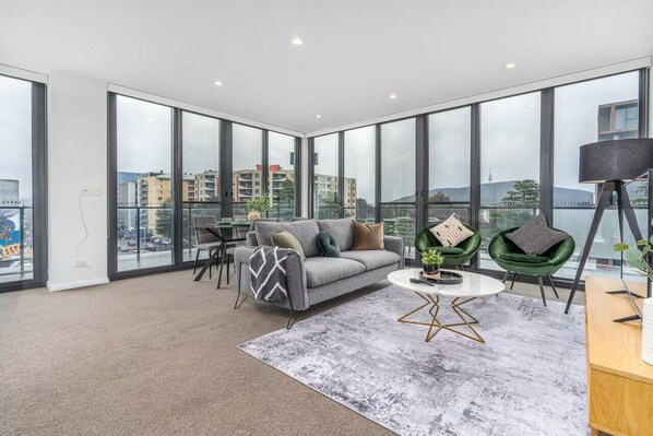 Smart TV - Roomy 2BR/2BA City-Centre Apt (Braddon)