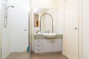 Hair dryer, towels - Captivating 3BR/2BA APT close to Dickson Shopping! (Lyneham)