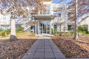 Exterior - Captivating 3BR/2BA APT close to Dickson Shopping! (Lyneham)