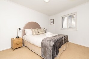 2 bedrooms, desk, iron/ironing board, WiFi