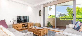 2BR/2BA Apt w/ Dedicated Workspace & Free parking!