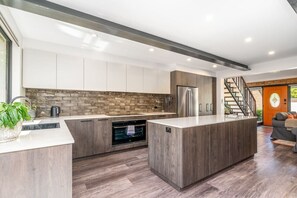 Een koelkast, een microgolfoven, een oven, een kookplaat