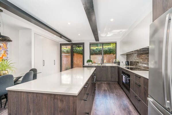 Een koelkast, een microgolfoven, een oven, een kookplaat