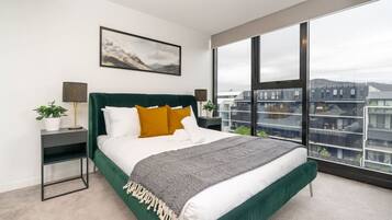 2 dormitorios, escritorio, tabla de planchar con plancha y wifi