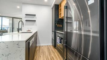 Refrigerador, microondas, horno y parrilla de estufa