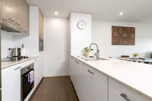 Fridge, microwave, oven, stovetop - Impeccable Apt in the Heart of Canberra (Braddon)