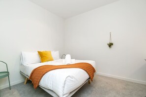 2 bedrooms, desk, iron/ironing board, WiFi