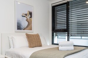 3 bedrooms, iron/ironing board, WiFi, bed sheets - 2-Storey Lumiere Townhouse w/ Private Courtyard (Braddon)