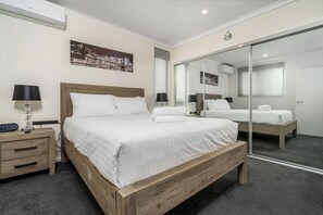 2 bedrooms, desk, iron/ironing board, WiFi
