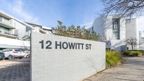 Un edificio con un cartel que dice "12 HOWITT ST".