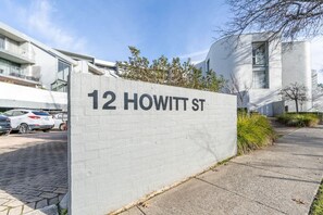 Property grounds - Howitt Place Apt minutes to Parliamentary Triangle (Kingston)