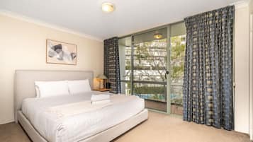 2 bedrooms, desk, iron/ironing board, WiFi